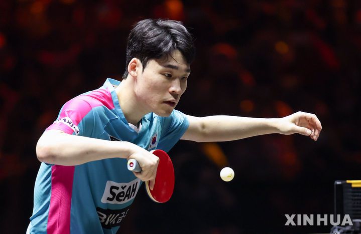 [베이징=신화/뉴시스] 장우진(21위)이 28일(현지 시간) 중국 베이징에서 열린 2025 월드테이블테니스(WTT) 중국 스매시 남자 단식 1회전에서 왕추친(1위·중국)과 경기하고 있다. 장우진이 0-3(2-11 9-11 9-11)으로 완패했다. 2025.09.29.