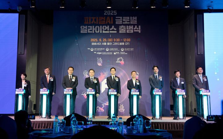 [서울=뉴시스] 배경훈 과학기술정보통신부 장관이 29일 서울 중구 앰배서더풀만호텔에서 열린 '피지컬 AI 글로벌 얼라이언스 출범식' 에서 기념촬영 하고 있다.왼쪽부터 서정란 한국자동차모빌리티산업협회 상무, 박윤규 정보통신산업진흥원장, 최형두 국회의원, 문신학 산업통상자원부 차관, 배 장관, 임문영 국가인공지능전략위원회 부위원장, 노용석 중소벤처기업부 차관, 이성윤 국회의원, 조준희 한국인공지능소프트웨어산업협회장. (사진=과학기술정보통신부 제공) 2025.09.29. photo@newsis.com *재판매 및 DB 금지