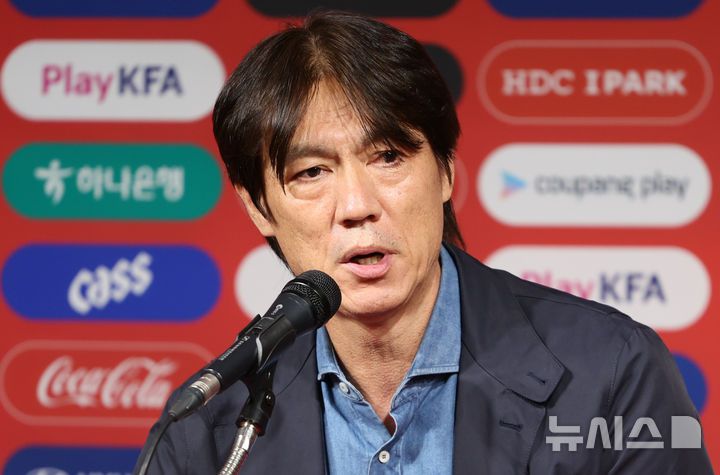 [서울=뉴시스] 황준선 기자 = 홍명보 대한민국 축구 국가대표팀 감독이 29일 오후 서울 종로구 축구회관에서 10월 A매치 소집 명단을 발표하고 있다. 대한민국 축구 국가대표팀은 오는 10월6일 소집돼 10월10일 오후 8시 브라질, 14일 오후 8시 파라과이와 친선경기를 치른다. 2025.09.29. hwang@newsis.com
