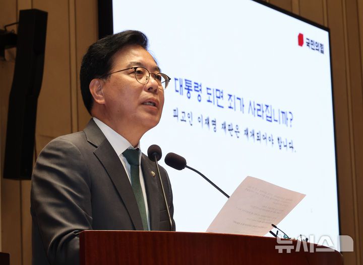 [서울=뉴시스] 김금보 기자 = 송언석 국민의힘 원내대표가 29일 오후 서울 여의도 국회에서 열린 정책 의원총회에서 발언을 하고 있다. 2025.09.29. kgb@newsis.com