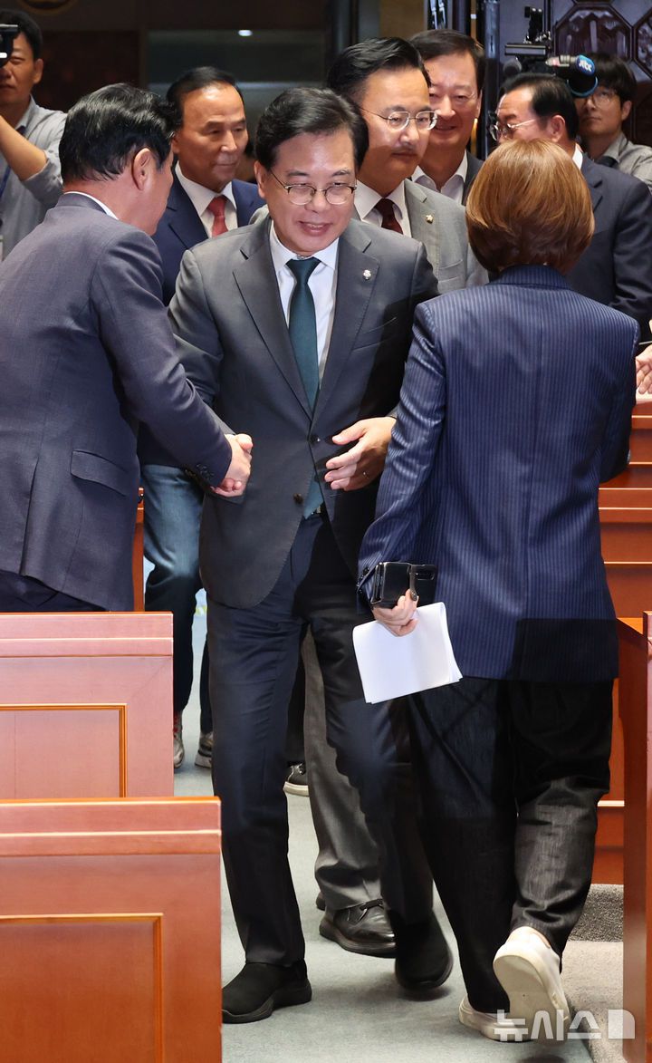 [서울=뉴시스] 김금보 기자 = 송언석 국민의힘 원내대표가 29일 오후 서울 여의도 국회에서 열린 정책 의원총회에 참석을 하고 있다. 2025.09.29. kgb@newsis.com