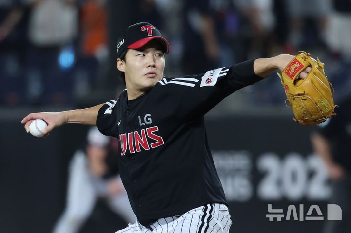[대전=뉴시스] 조성우 기자 = 29일 대전 중구 한화생명볼파크에서 열린 2025 KBO리그 LG 트윈스와 한화 이글스의 경기, LG 선발투수 임찬규가 역투하고 있다. 2025.09.29. xconfind@newsis.com