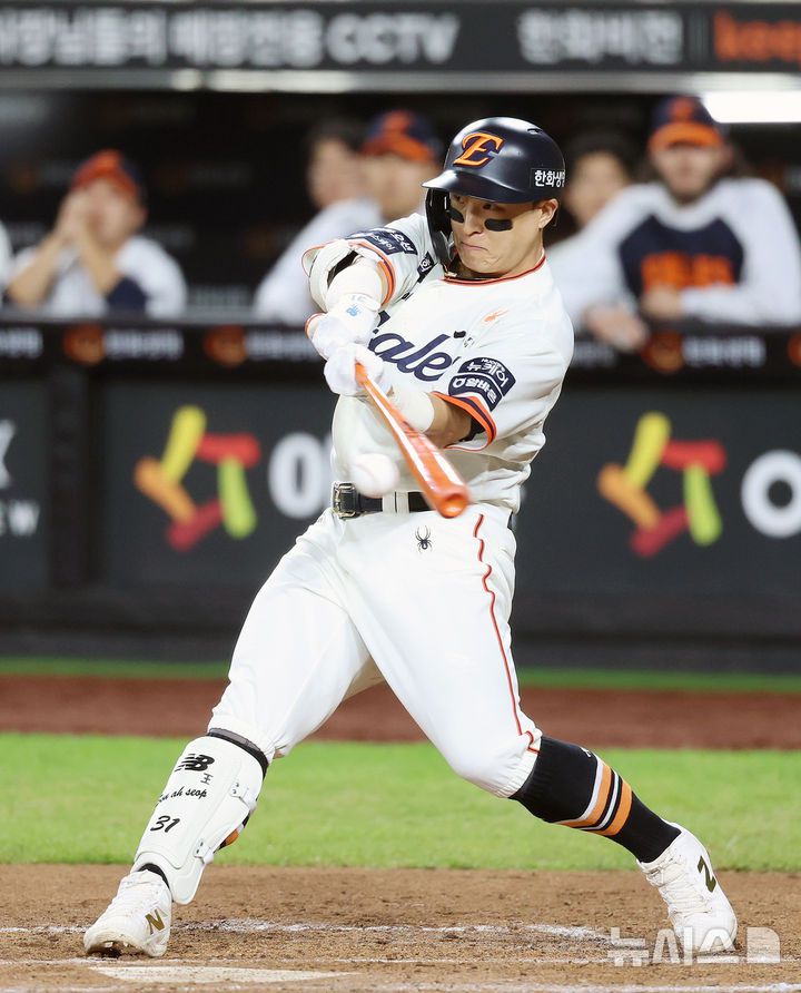 [대전=뉴시스] 조성우 기자 = 29일 대전 중구 한화생명볼파크에서 열린 2025 KBO리그 LG 트윈스와 한화 이글스의 경기, 한화 6회말 공격 2사 주자 만루서 손아섭이 2타점 적시타를 때린 뒤 세리머니를 하고 있다. 2025.09.29. xconfind@newsis.com