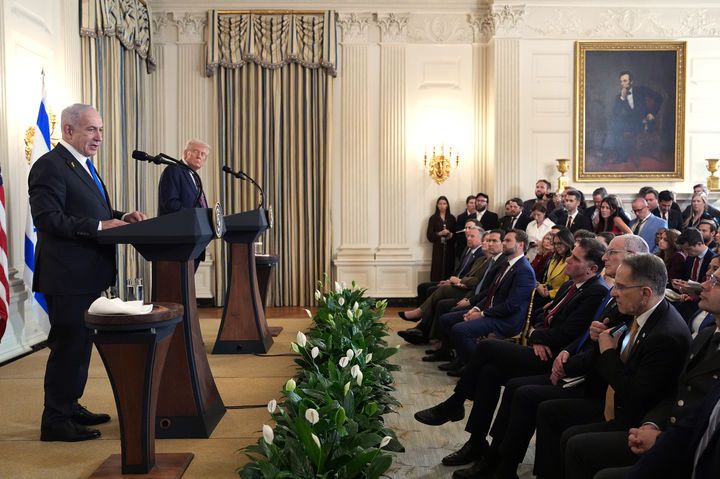 [워싱턴=AP/뉴시스] 도널드 트럼프 미국 대통령이 29일(현지 시간) 미국 워싱턴DC 백악관에서 베냐민 네타냐후 이스라엘 총리와 회담한 후 공동 기자회견을 열어 발언하고 있다. 2025.09.30.