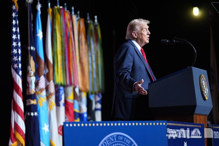 [콴티코=AP/뉴시스] 도널드 트럼프 미국 대통령이 지난 9월 30일(현지 시간) 미국 버지니아주 콴티코의 해병기지에서 군 고위급 장성들을 대상으로 연설하고 있다. 2025.12.15.