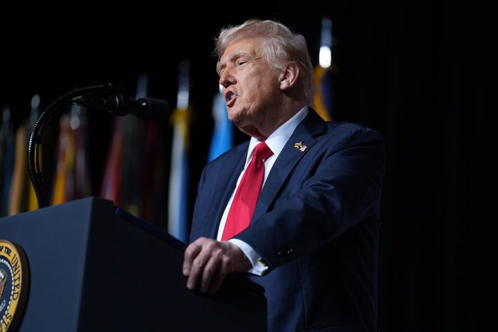 [콴티코=AP/뉴시스]도널드 트럼프 미국 대통령이 30일(현지 시간) 미국 버지니아주 콴티코의 해병기지에서 군 고위급 장성들을 대상으로 연설하고 있다. 2025.09.30.