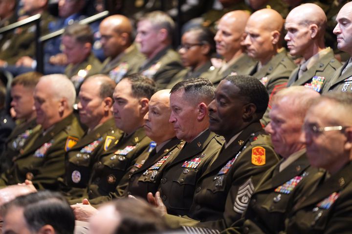 [콴티코=AP/뉴시스]30일(현지 시간) 미국 버지니아주 콴티코의 해병기지에서 도널드 트럼프 미국 대통령의 연설을 듣고 있는 미군 고위급 장성들. 2025.09.30.