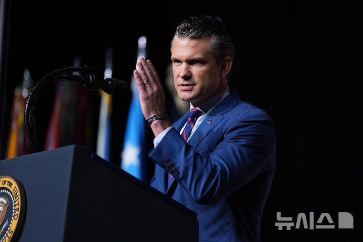 [콴티코=AP/뉴시스] 피트 헤그세스 미국 국방부 장관이 30일(현지 시간) 미 버지니아주 콴티코의 해병기지에서 군 고위급 장성들을 대상으로 연설하고 있다. 2025.09.30.