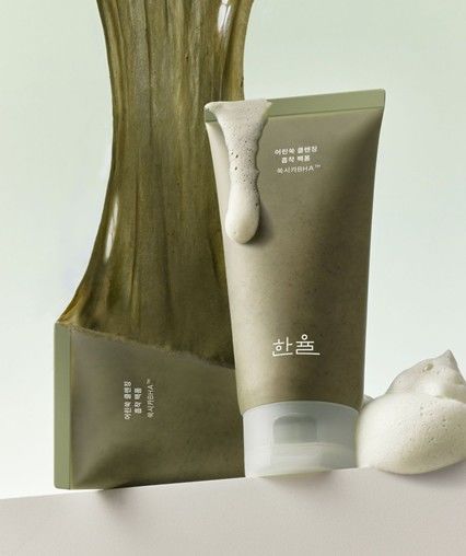 [서울=뉴시스] 아모레퍼시픽 한율 '어린쑥 클렌징 흡착 팩폼' (사진=아모레퍼시픽 제공) *재판매 및 DB 금지