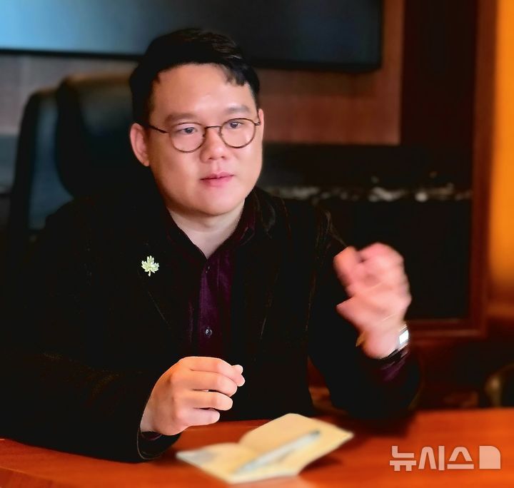 [서울=뉴시스]오동현 기자 = 캐나다 AI 기업 코히어의 공동창업자 겸 CTO(최고기술책임자) 아이반 장(Ivan Zhang)이 30일 서울 여의도에서 기자들과 만나 인터뷰를 진행했다. odong85@newsis.com