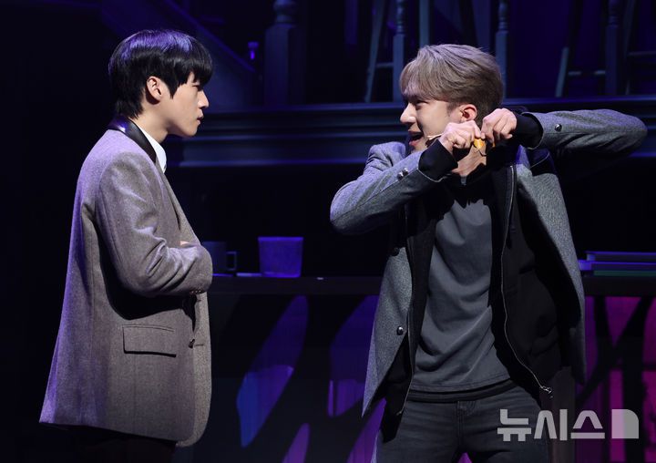[서울=뉴시스] 배훈식 기자 = 뮤지컬 '아몬드' 프레스콜이 열린 30일 오후 서울 종로구 NOL 유니플렉스에서 윤재 역의 김리현 배우와 곤이 역의 조환지 배우가 하이라이트 장면 시연을 하고 있다. 2025.09.30. dahora83@newsis.com