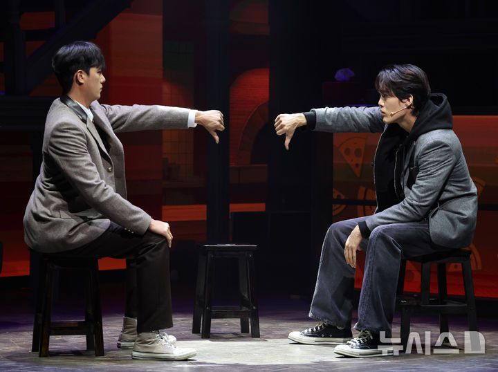 [서울=뉴시스] 배훈식 기자 = 뮤지컬 '아몬드' 프레스콜이 열린 30일 오후 서울 종로구 NOL 유니플렉스에서 윤재 역의 윤소호 배우와 곤이 역의 김건우 배우가 하이라이트 장면 시연을 하고 있다. 2025.09.30. dahora83@newsis.com