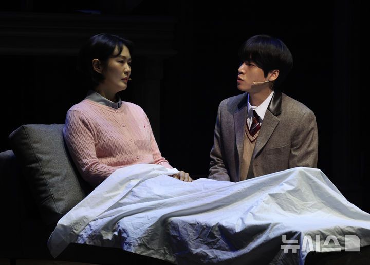 [서울=뉴시스] 배훈식 기자 = 뮤지컬 '아몬드' 프레스콜이 열린 30일 오후 서울 종로구 NOL 유니플렉스에서 윤재 역의 김리현 배우와 엄마 역의 이예지 배우가 하이라이트 장면 시연을 하고 있다. 2025.09.30. dahora83@newsis.com