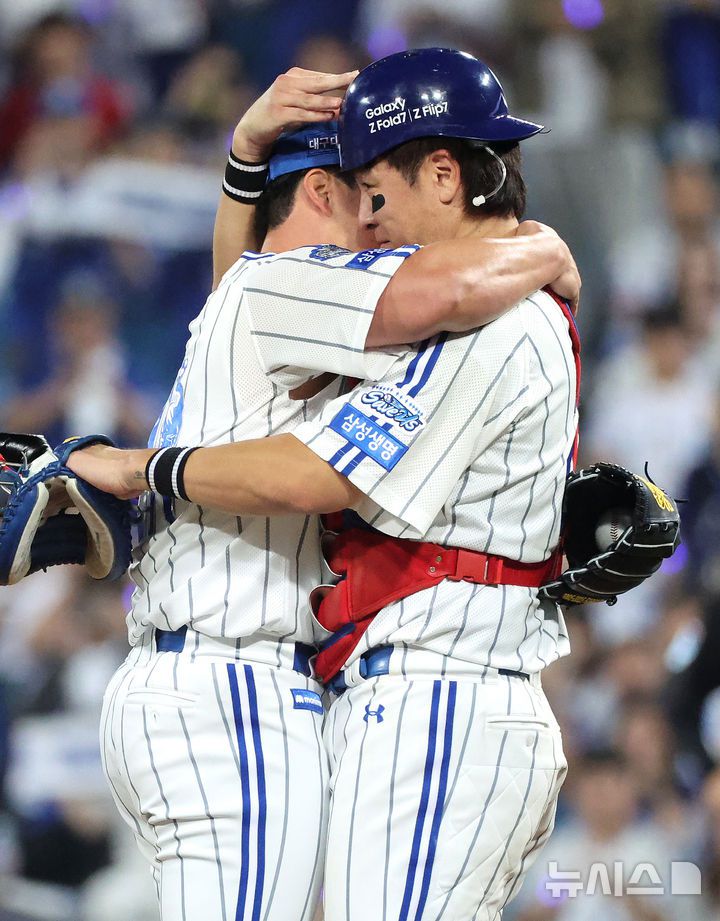 [대구=뉴시스] 이무열 기자 = 30일 대구 수성구 삼성라이온즈파크에서 열린 2025 신한 SOL 뱅크 KBO리그 KIA 타이거즈와 삼성 라이온즈의 경기, 9회초 삼성 마무리 투수 오승환이 마지막 투구를 마친 뒤 포수 강민호와 포옹하고 있다. 2025.09.30. lmy@newsis.com