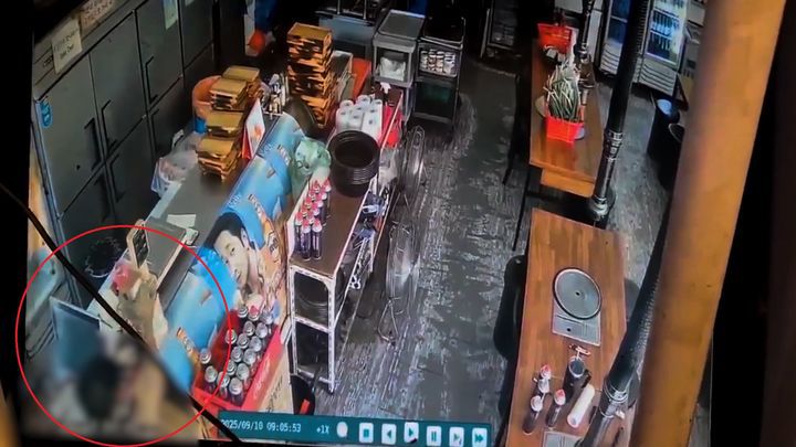 빈 음식점에 침입해 절도하는 모습. (사진=경기남부경찰청 제공) *재판매 및 DB 금지