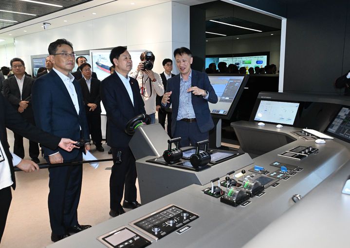 구윤철 경제부총리 겸 기획재정부 장관이 1일 경기 성남시 HD현대 글로벌 R&D 센터를 방문, 자율운항선박 기술시연 설명을 듣고 있다.(사진 : 기재부 제공) *재판매 및 DB 금지