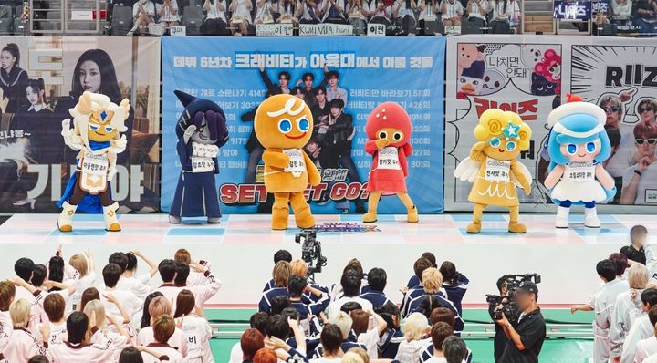 [서울=뉴시스] 7일 데브시스터즈에 따르면 쿠키런 인기 캐릭터로 이뤄진 그룹 '쿠키즈'가 전날 MBC에서 방송된 '2025 추석특집 아이돌스타 선수권대회'에 등장하는 장면이 나왔다. (사진=데브시스터즈 제공) *재판매 및 DB 금지