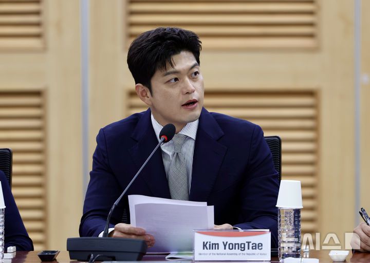 [서울=뉴시스] 김명년 기자 = 김용태 국민의힘 의원이 1일 오전 서울 여의도 국회 의원회관에서 열린 'KOR-UK 보수당 기후에너지 라운드테이블'에서 발언하고 있다. 2025.10.01. kmn@newsis.com