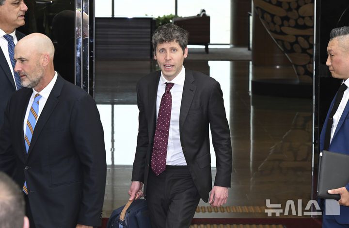 [서울=뉴시스] 김근수 기자 = 샘 올트먼 오픈AI 최고경영자(CEO)가 1일 서울 강서구 김포공항 비즈니스항공센터를 통해 입국하고 있다. (공동취재) 2025.10.01. photo@newsis.com