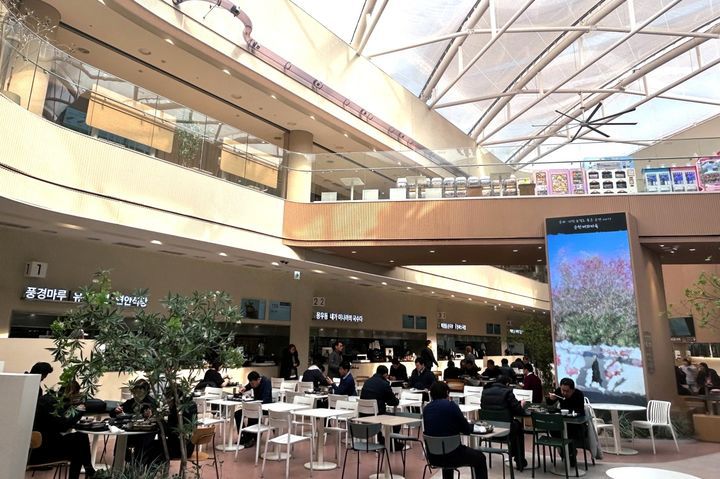 [서울=뉴시스] 안산휴게소 내부 전경.(사진=풀무원푸드앤컬처 제공) *재판매 및 DB 금지
