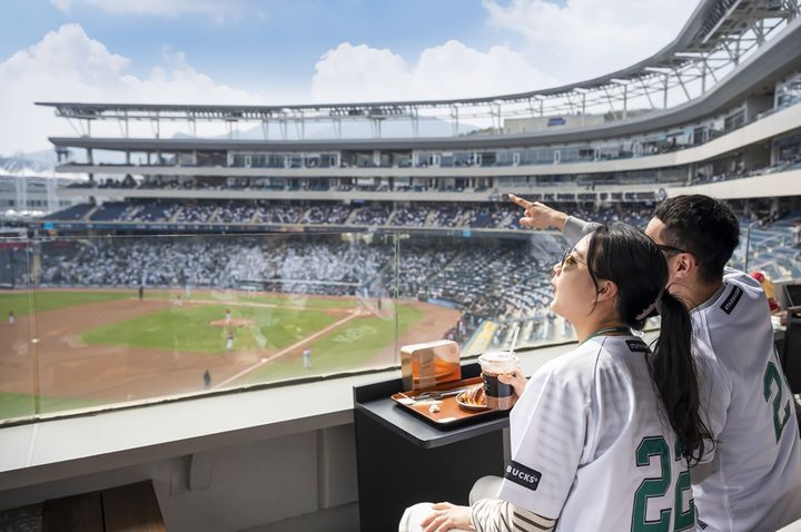 [서울=뉴시스] 스타벅스 창원NC파크R점 테라스석 모습.(사진=스타벅스 코리아 제공) *재판매 및 DB 금지