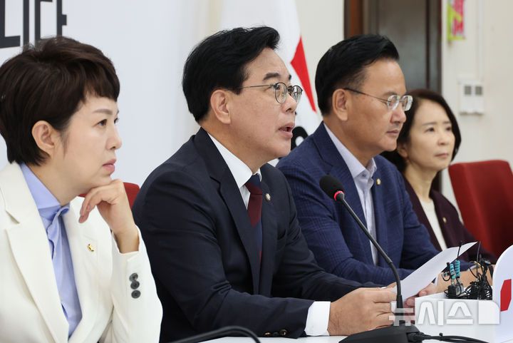 [서울=뉴시스] 김금보 기자 = 송언석 국민의힘 원내대표가 2일 오전 서울 여의도 국회에서 현안 관련 기자간담회를 하고 있다. 2025.10.02. kgb@newsis.com