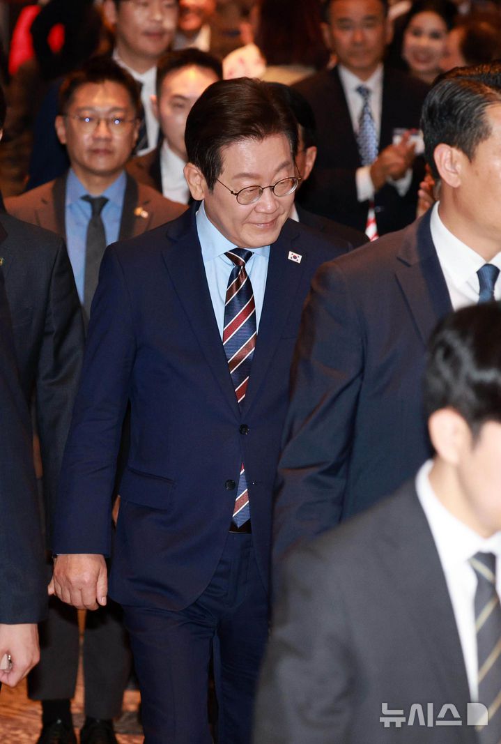 [서울=뉴시스] 고범준 기자 = 이재명 대통령이 2일 서울 광진구 그랜드워커힐서울 호텔에서 열린 제19회 세계 한인의 날 기념식에 입장하고 있다. 2025.10.02. bjko@newsis.com