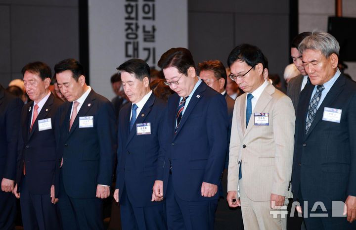 [서울=뉴시스] 고범준 기자 = 이재명 대통령이 2일 서울 광진구 그랜드워커힐서울 호텔에서 열린 제19회 세계 한인의 날 기념식에서 순국선열과 호국영령에 대한 묵념을 하고 있다. 2025.10.02. bjko@newsis.com