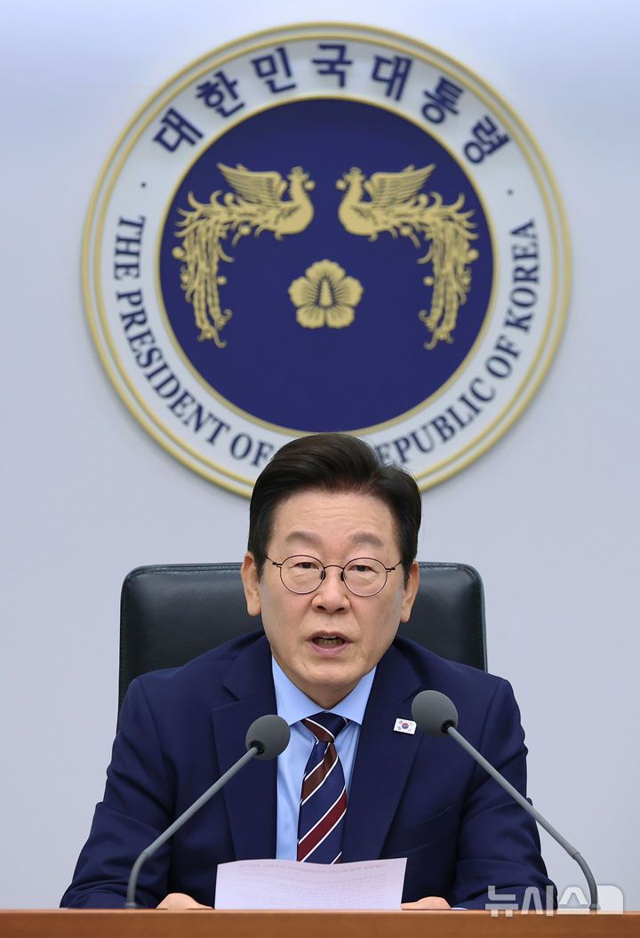 [서울=뉴시스] 최동준 기자 = 이재명 대통령이 2일 서울 용산 대통령실 청사에서 열린 수석보좌관회의에서 발언하고 있다. (대통령실통신사진기자단) 2025.10.02. photocdj@newsis.com