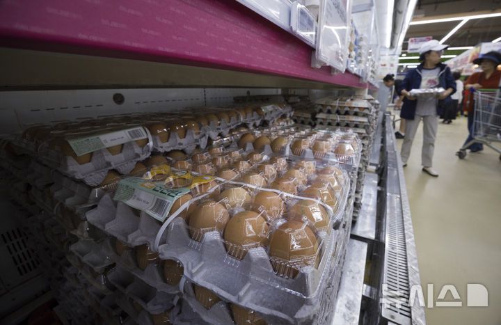[서울=뉴시스] 김근수 기자 = 사진은 지난해 10월2일 서울 시내의 한 대형마트에 달걀이 진열돼 있는 모습. 2025.10.02. ks@newsis.com