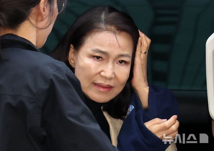 [서울=뉴시스] 홍효식 기자 = 공직선거법·국가공무원법 위반 등 혐의로 체포된 이진숙 전 방송통신위원장이 2일 서울 영등포경찰서로 압송되고 있다. 2025.10.02. yesphoto@newsis.com