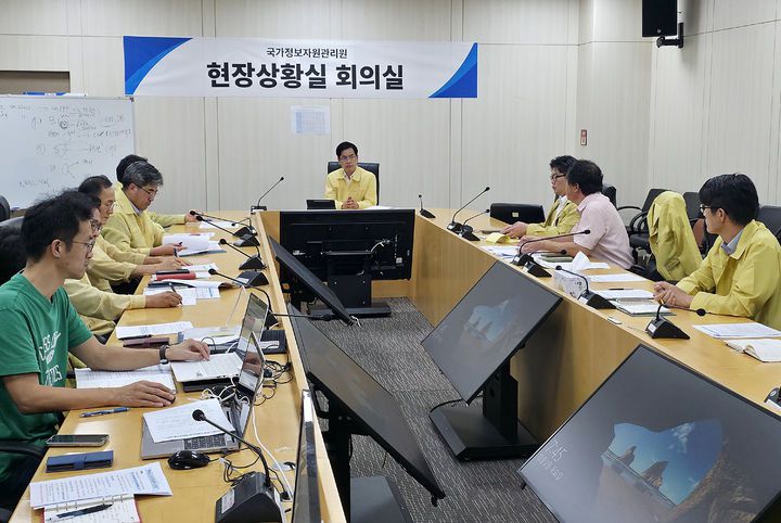 [서울=뉴시스] 조성우 기자 = 김민재 중앙재난안전대책본부 1차장(행정안전부 차관)이 2일 대전시 유성구 국가정보자원관리원 현장상황실에서 국가정보시스템 복구 상황 점검회의를 주재하고 있다. (사진=행정안전부 제공) 2025.10.02. photo@newsis.com *재판매 및 DB 금지