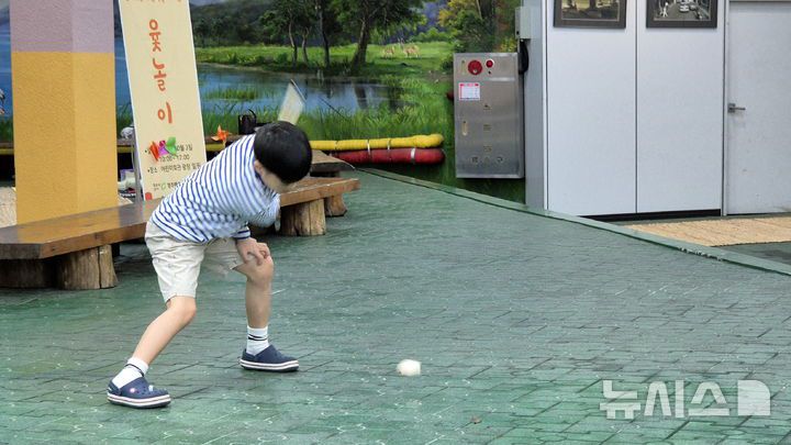 [청주=뉴시스] 연현철 기자 = 추석 연휴 첫날이자 개천절인 3일 충북 청주시 상당구 청주랜드관리사업소 어린이회관 1관 체험교실에서 한 아이가 팽이치기를 하고 있다. 2025.10.03. yeon0829@newsis.com