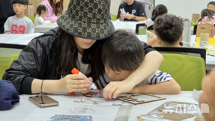 [청주=뉴시스] 연현철 기자 = 추석 연휴 첫날이자 개천절인 3일 충북 청주시 상당구 국립청주박물관에서 엄마와 아이가 키트를 활용한 전통집 만들기 체험을 하고 있다. 2025.10.03. yeon0829@newsis.com