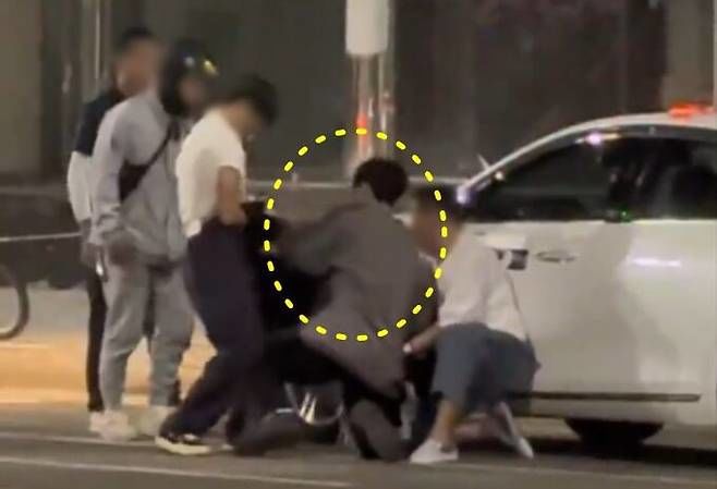 [서울=뉴시스] 택시기사 폭행범을 제압하는 청년. (사진=X 캡처) 2025.10..04. photo@newsis.com