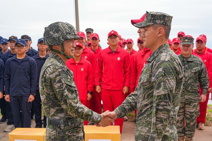 [서울=뉴시스] 홍효식 기자 = 주일석 해병대사령관이 4일 서해 NLL 최전방 우도를 찾아 추석 연휴간 대비태세를 강조하며, 장병들을 격려하고 있다. (사진=해병대사령부 제공) 2025.10.04. photo@newsis.com *재판매 및 DB 금지