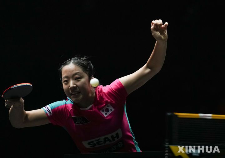 [베이징=신화/뉴시스] 신유빈(17위)이 4일(현지 시간) 중국 베이징에서 열린 2025 월드테이블테니스(WTT) 중국 스매시 여자 단식 준결승에서 왕만위(2위·중국)와 경기하고 있다. 신유빈이 1-4(10-12 11-7 11-13 7-11 7-11)로 패해 결승에 오르지 못했으며 스매시 사상 여자 첫 동메달을 목에 걸었다. 2025.10.05.