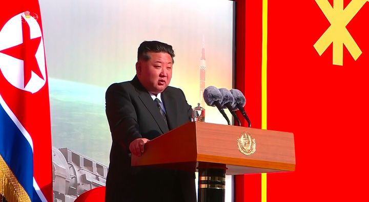 [서울=뉴시스] 조선중앙TV가 4일 평양에서 개막한 무장장비전시회 '국방발전-2025'에 참석한 김정은 국무위원장의 기념연설을 5일 방송하고 있다. (출처=조선중앙TV 캡쳐) 2025.10.05. photo@newsis.com *재판매 및 DB 금지