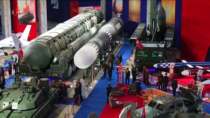 [서울=뉴시스] 조선중앙TV가 4일 김정은 국무위원장이 평양에서 개막한 무장장비전시회 '국방발전-2025' 관람하는 모습을 5일 방송하고 있다. (출처=조선중앙TV 캡쳐) 2025.10.05. photo@newsis.com *재판매 및 DB 금지