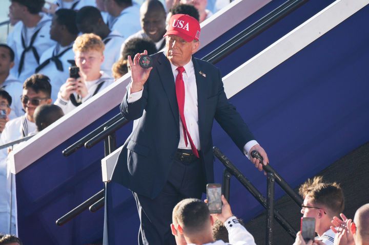 [노퍽=AP/뉴시스]도널드 트럼프 미국 대통령이 5일(현지 시간) 버지니아 노퍽 해군 기지에서 해군 창설 250주년 기념 연설 후 손을 흔들고 있다. 2025.10.06.