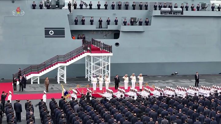 [서울=뉴시스] 조선중앙TV가 김정은 북한 국무위원장이 지난 5일 무장장비전시회 '국방발전-2025' 이틀차에 해군의 신형 구축함 '최현호'를 돌아봤다고 6일 방영했다.(사진=조선중앙TV 캡처) 2025.10.06. photo@newsis.com *재판매 및 DB 금지