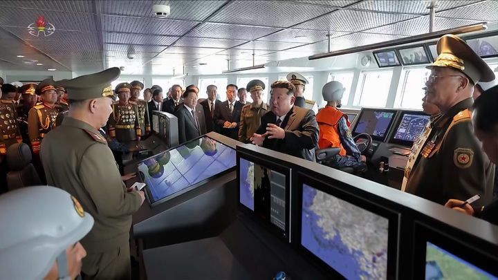 [서울=뉴시스] 조선중앙TV가 김정은 북한 국무위원장이 지난 5일 무장장비전시회 '국방발전-2025' 이틀차에 해군의 신형 구축함 '최현호'를 돌아봤다고 6일 방영한 가운데 서해 북방한계선(NLL) 부근 레이더 화면이 나오고 있다.(사진=조선중앙TV 캡처) 2025.10.06. photo@newsis.com *재판매 및 DB 금지