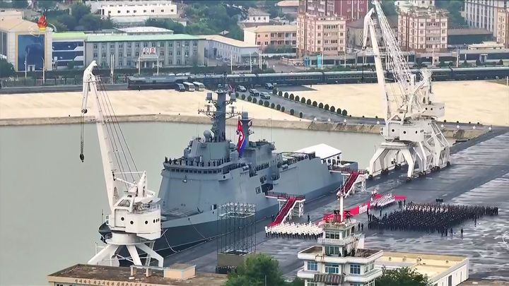 [서울=뉴시스] 조선중앙TV가 김정은 북한 국무위원장이 지난 5일 무장장비전시회 '국방발전-2025' 이틀차에 해군의 신형 구축함 '최현호'를 돌아봤다고 6일 방영했다.(사진=조선중앙TV 캡처) 2025.10.06. photo@newsis.com *재판매 및 DB 금지