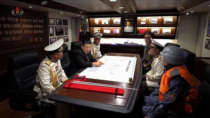 [서울=뉴시스] 조선중앙TV가 김정은 북한 국무위원장이 지난 5일 무장장비전시회 '국방발전-2025' 이틀차에 해군의 신형 구축함 '최현호'를 돌아봤다고 6일 방영했다.(사진=조선중앙TV 캡처) 2025.10.06. photo@newsis.com *재판매 및 DB 금지