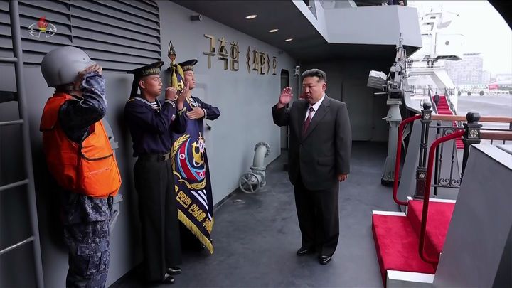 [서울=뉴시스] 조선중앙TV가 김정은 북한 국무위원장이 지난 5일 무장장비전시회 '국방발전-2025' 이틀차에 해군의 신형 구축함 '최현호'를 돌아봤다고 6일 방영했다.(사진=조선중앙TV 캡처) 2025.10.06. photo@newsis.com *재판매 및 DB 금지