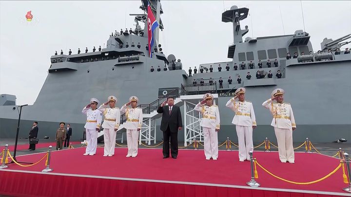 [서울=뉴시스] 조선중앙TV가 김정은 북한 국무위원장이 지난 5일 무장장비전시회 '국방발전-2025' 이틀차에 해군의 신형 구축함 '최현호'를 돌아봤다고 6일 방영했다.(사진=조선중앙TV 캡처) 2025.10.06. photo@newsis.com *재판매 및 DB 금지