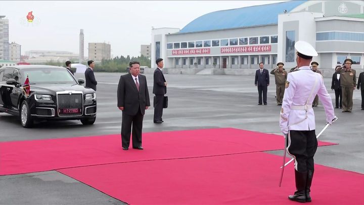 [서울=뉴시스] 조선중앙TV가 김정은 북한 국무위원장이 지난 5일 무장장비전시회 '국방발전-2025' 이틀차에 해군의 신형 구축함 '최현호'를 돌아봤다고 6일 방영했다.(사진=조선중앙TV 캡처) 2025.10.06. photo@newsis.com *재판매 및 DB 금지