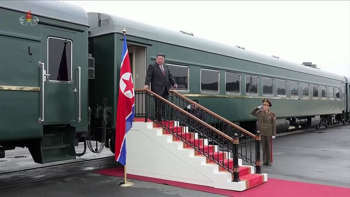 [서울=뉴시스] 조선중앙TV가 김정은 북한 국무위원장이 지난 5일 무장장비전시회 '국방발전-2025' 이틀차에 해군의 신형 구축함 '최현호'를 돌아봤다고 6일 방영했다.(사진=조선중앙TV 캡처) 2025.10.06. photo@newsis.com *재판매 및 DB 금지