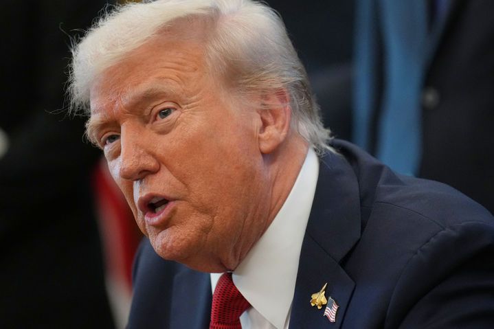 [워싱턴=AP/뉴시스]도널드 트럼프 미국 대통령이 6일(현지 시간) 백악관 집무실에서 발언하고 있다. 2025.10.07.