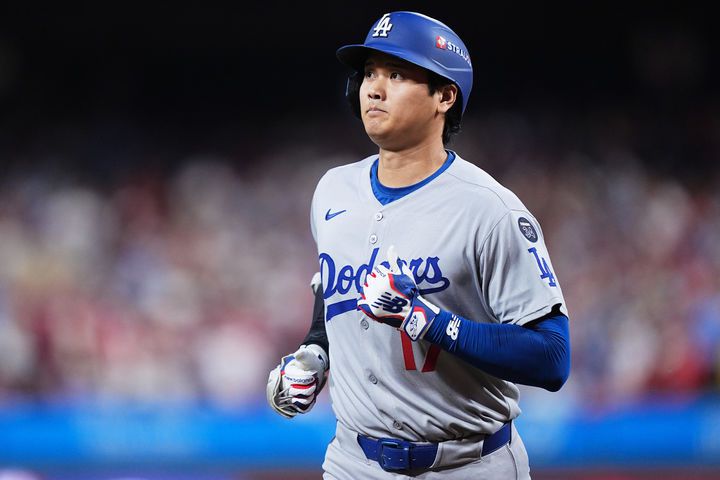 [필라델피아=AP/뉴시스] 7일(한국 시간) 미국 펜실베이니아주 필라델피아의 시티즌스뱅크 파크에서 열린 2025 MLB 필라델피아와 내셔널리그 디비전시리즈(NLDS·5전3선승제) 2차전에 1번 지명타자로 선발 출전한 오타니 쇼헤이. 2025.10.07.